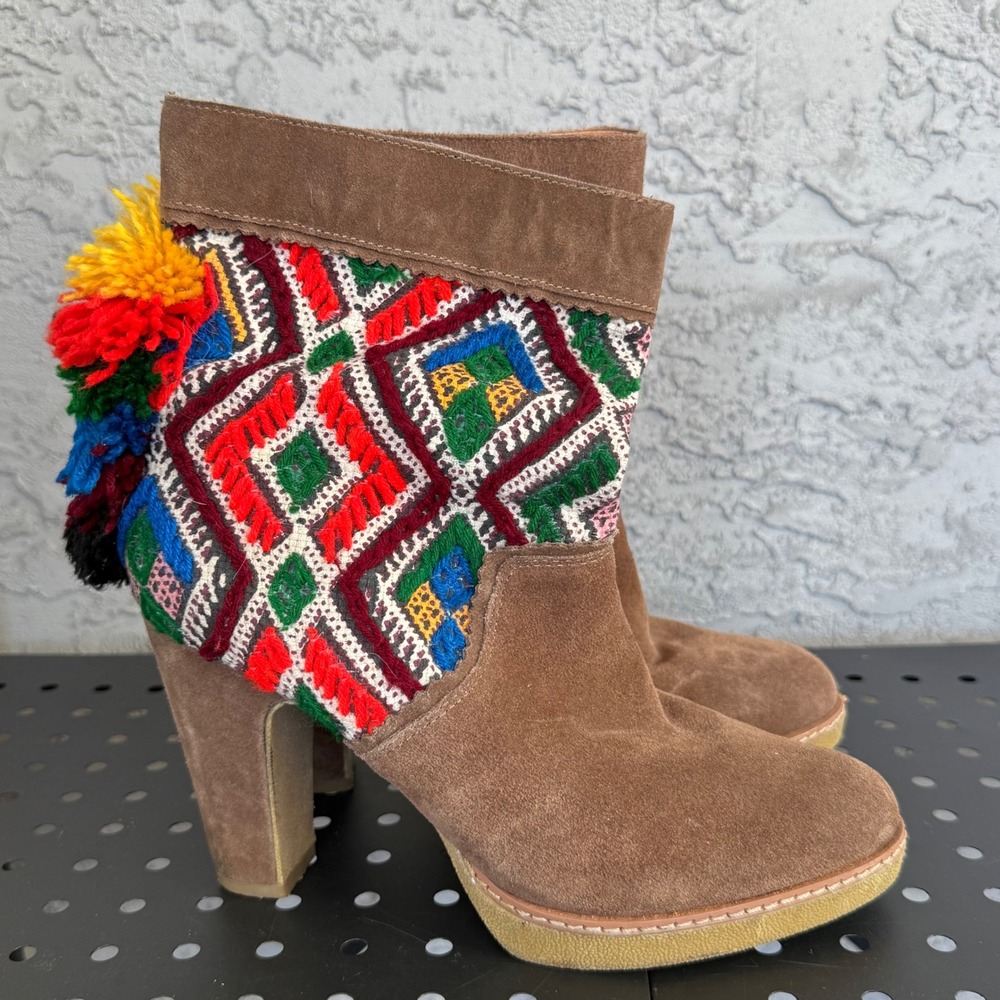 ANTHROPOLOGIE × JASPER‎ & JEERA
Boho Suede Pom-Pom Embroidered
Booties 7.5 Brown